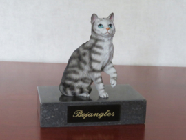 beeldje zittende kat grijs tabby
