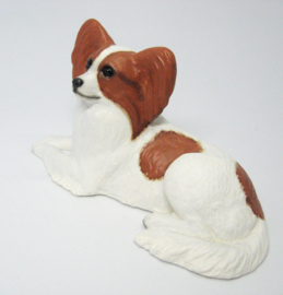 beeldje Papillon/Vlinderhond liggend wit-bruin
