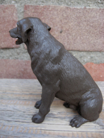 beeldje Labrador chocolate zittend