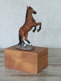 beeldje Steigerend paard bruin