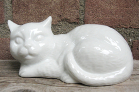 beeldje liggende kat van wit porselein