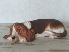 beeldje Basset hound liggend