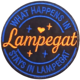 Embleem / applicatie Lampegat WHAT HAPPENS - 8 cm