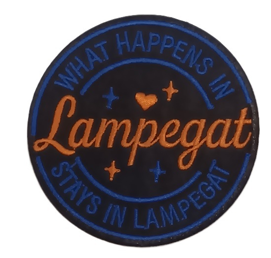 Embleem / applicatie Lampegat WHAT HAPPENS - 8 cm