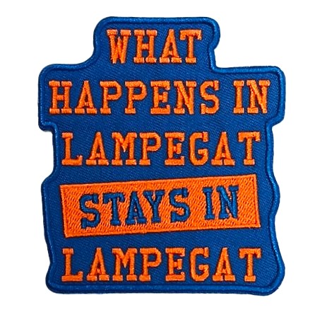 Embleem / applicatie Lampegat WHAT HAPPENS - 8 X 9 cm