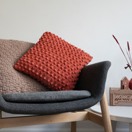 Yarn and Colors | Haakpakket | Bobbles Comfy Cushion