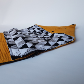Voetenzak Triangles Black/White/ Wafel Okergeel