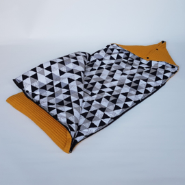 Voetenzak Triangles Black/White/ Wafel Okergeel