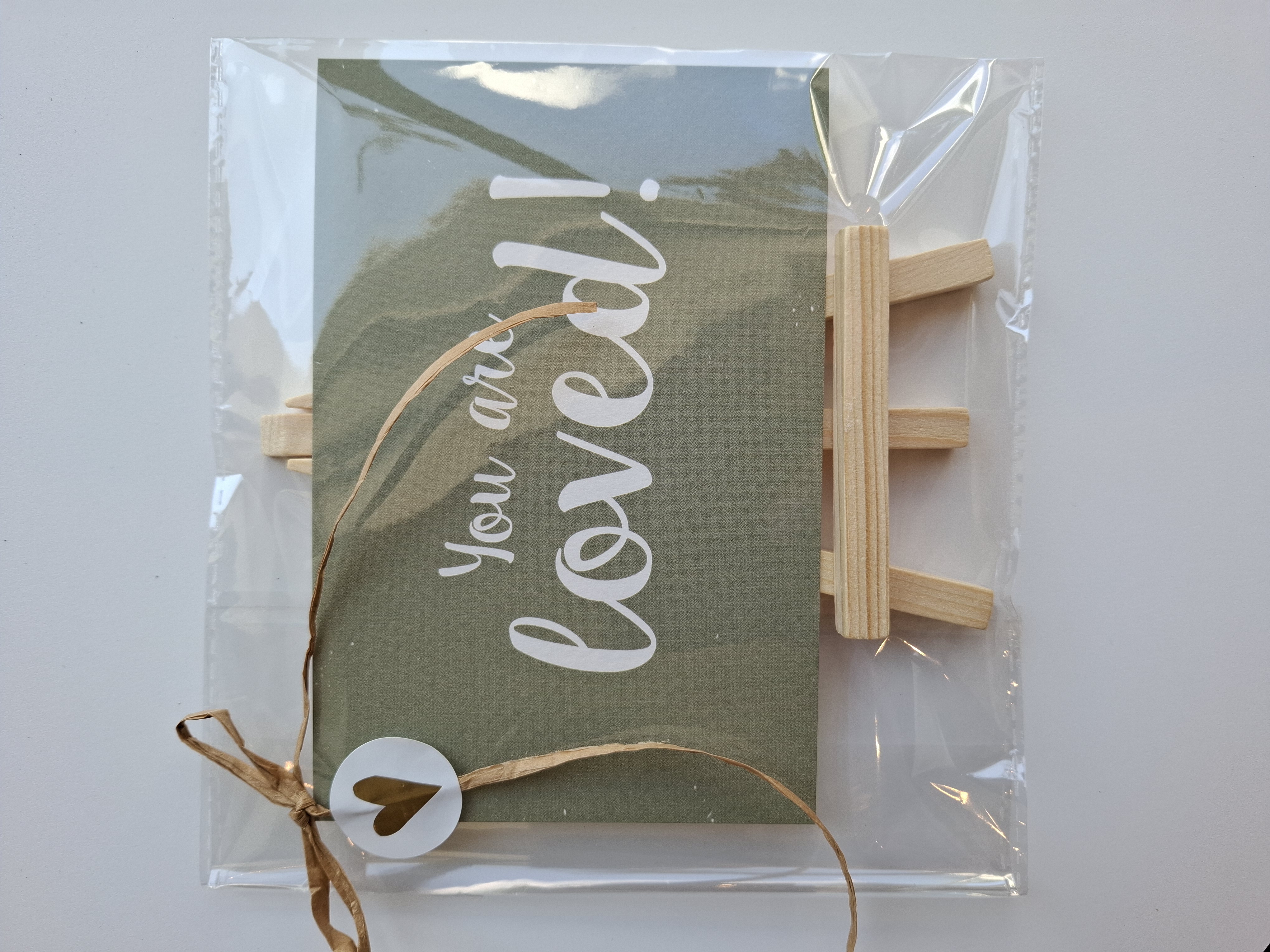Ezeltje met kaart You are loved in cadeauverpakking
