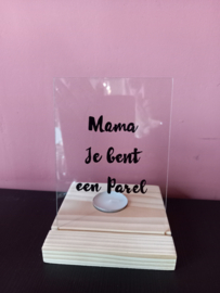 glas in houten blokje met waxinelichtje met moederdagtekst