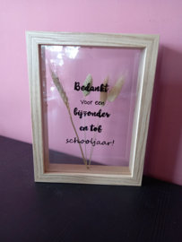 Houten lijst met dubbel glas met droogbloemen en tekst Bedankt voor een bijzonder en tof schooljaar!