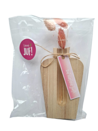 Houten vaasje met droogbloempjes voor juf