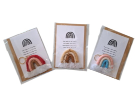 Regenboog sleutelhanger - macramé op kaartje