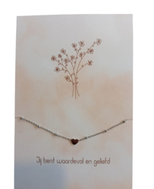 Stalen armbandje - hartje - op kaart 'Jij bent waardevol en geliefd'