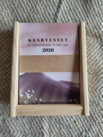 Staande eikenhouten houder  voor de 52 bijbelkaarten (kaarten excl)