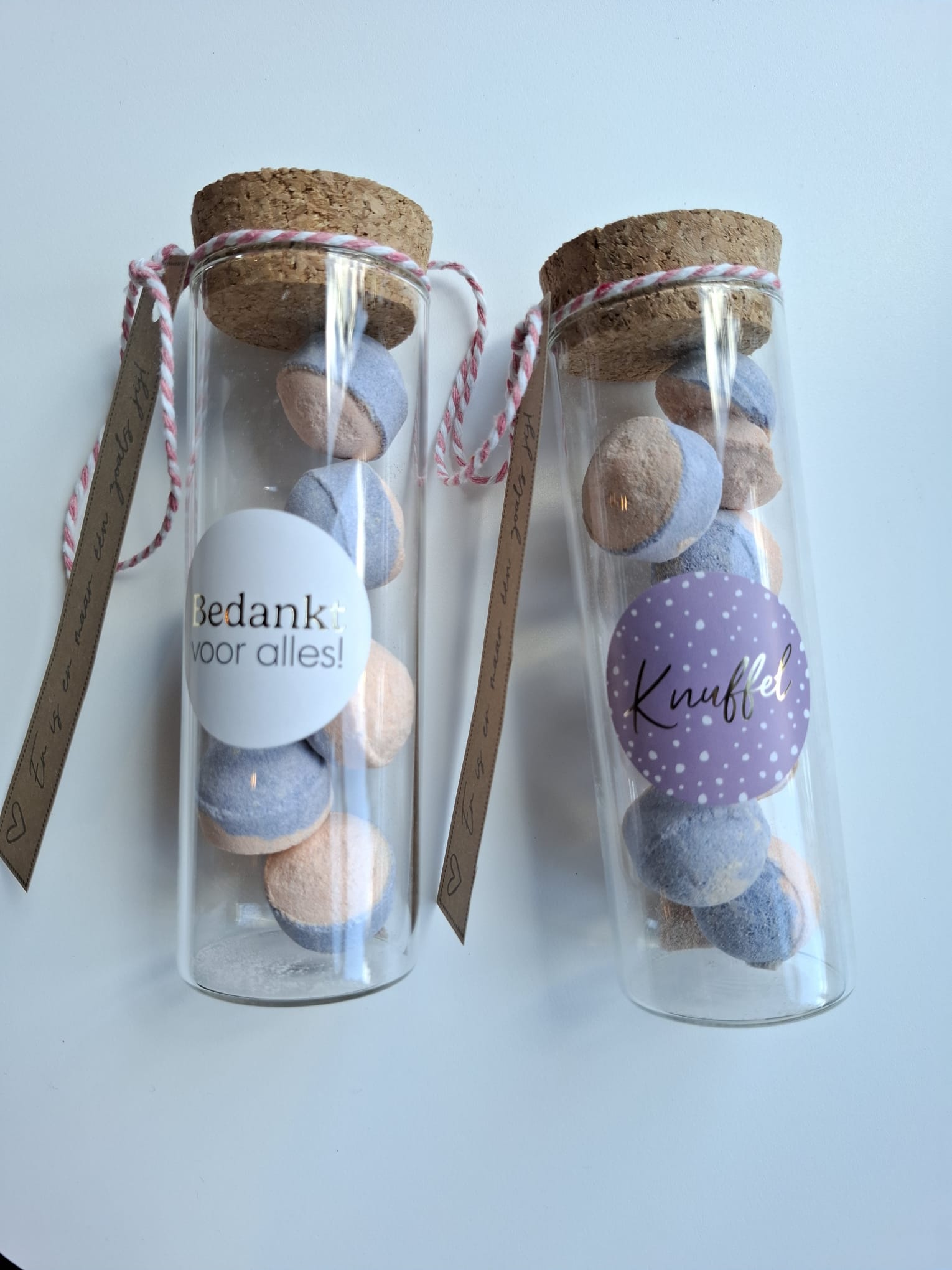 Tube met badbruisballen en sticker met boodschap