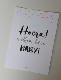 Kaart - 'Hoera! Welkom lieve baby!' met roze confetti