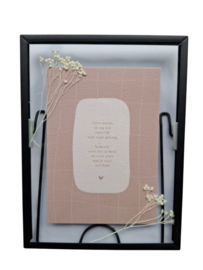 Metalen lijst met kaart moeder en droogbloemen