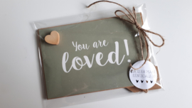 Kaart 'You are loved' - op standaard