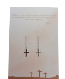 Stalen oorbellen hangend - kruisje - op kaart 'Ikzelf leef niet meer, maar Christus leeft in mij'