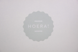 Sluitsticker 'Hoera!' - zwart