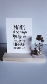 Kaart of glas met tekst - op houten blokje met een flesje droogbloemen