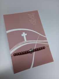 Kralenarmbandje met kruisje