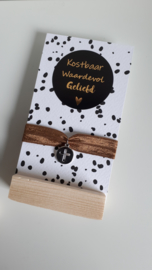 Stiekarmbandje met bedel - op kaart, in houten blokje