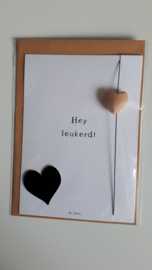 Kaart "hey Leukerd" met houten hartje