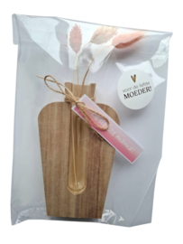 Houten vaasje met droogbloempjes voor moederdag