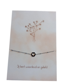 Stalen armbandje - 6 hoek met hartje eruit - op kaart 'Jij bent waardevol en geliefd'
