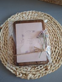 Kaart voor moeder op plank met droogbloemen
