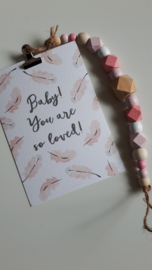 Baby, You are Loved kaart met kralenhanger meisje