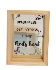 Klein houten lijstje met droogbloemen en tekst mama een vrouw naar God hart