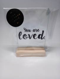 Glas met tekst 'You are loved' - in houten blokje