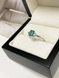 14 K Witgouden Ring 0.71 Crt Emerald Smaragd / 0.08 Crt Briljantgeslepen Diamant