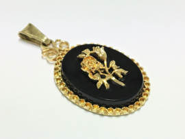 14 K Antiek Ovaal Gouden Hanger met Bloemmotief op Onyx