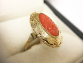 14 K Antiek Gouden Gravé Ring Gesneden Bloedkoraal