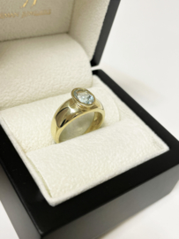 14 K Gouden Band Ring Ovaal Geslepen Baby Sky Blue Topaas