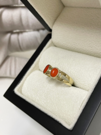 Antiek 14 K Gouden Ring Ovaal Cabochon Geslepen Gelakt Bloedkoraal