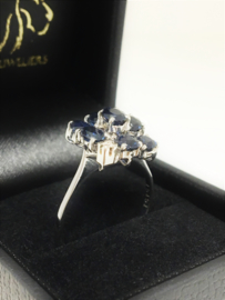 14 K Witgouden Fantasie Ring Ovaal Geslepen Koningsblauw Saffier en Briljantgeslepen Diamant