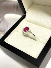 18 K Witgouden Solitair Ring Ovaal Gefacetteerd Robijn / 0.10 Diamant G-VS