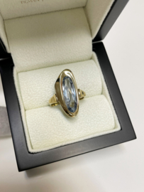 Vintage Gouden Solitair Ring Asymmetrisch Ovaal Gefacetteerd Lichtblauw Spinel