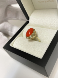 Vintage 8 Karaat Art Deco Ring Ovaal Cabocon Geslepen Gelakt Bloedkoraal