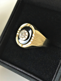 14 K Gouden Zegelring (ovaal) Onyx  - 0.15 crt Briljantgeslepen Diamant
