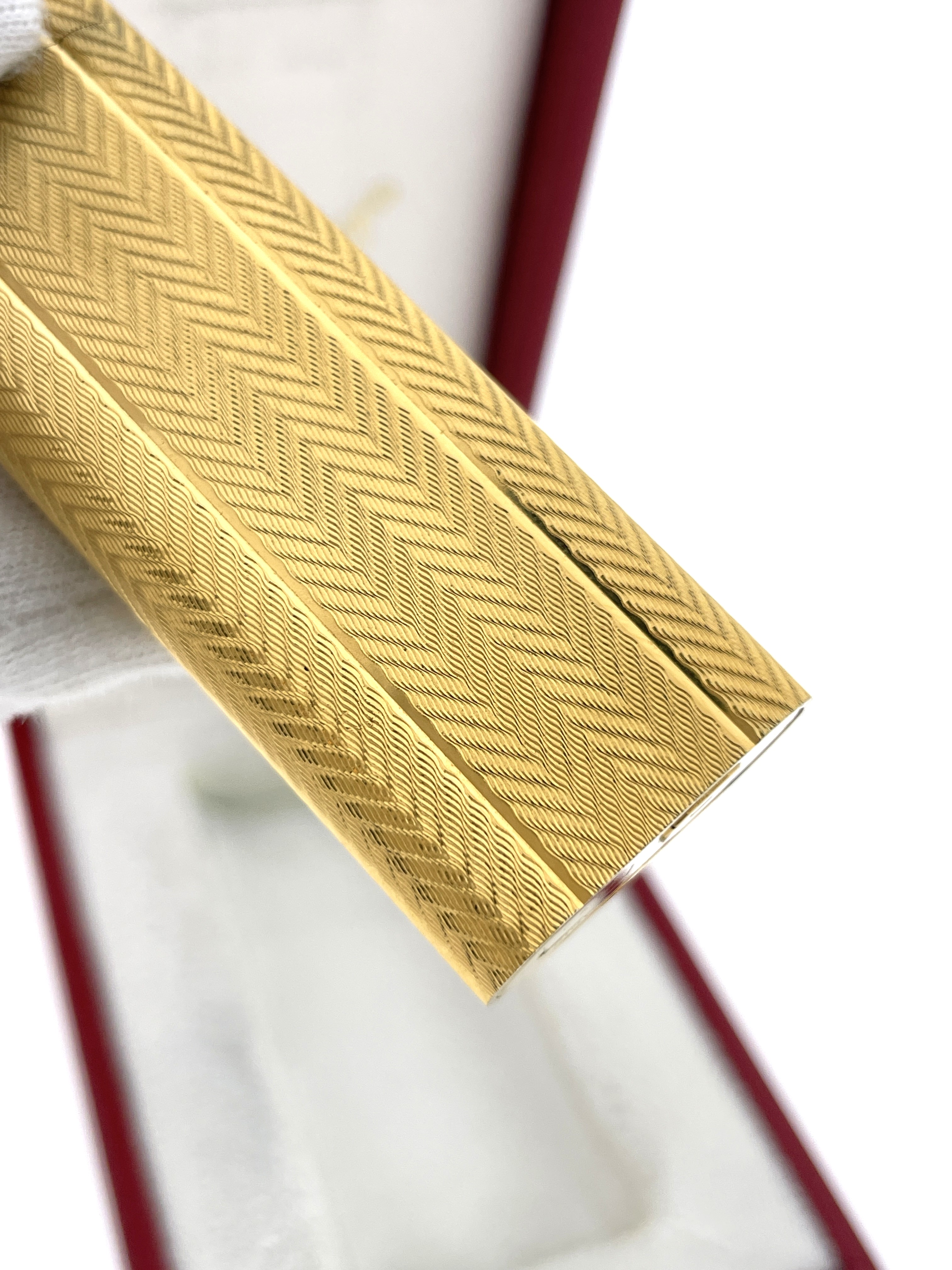 Les Must de Cartier Vintage Aansteker Vermeil Briquet Oval  Guilloché a Motif de Chevrons