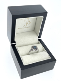 Antiek 18 Karaat Witgouden Ring 0.65 ct Saffier / 0.12 ct Briljant Geslepen Diamant
