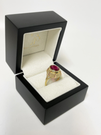 18 K Gouden Ring Ovaal Geslepen Robijn - 7 g / Mt 19