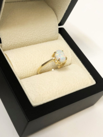 14 Karaat Gouden Ring Cabochon Geslepen Opaal