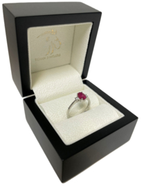 18 K Witgouden Solitair Ring Ovaal Gefacetteerd Robijn / 0.10 Diamant G-VS